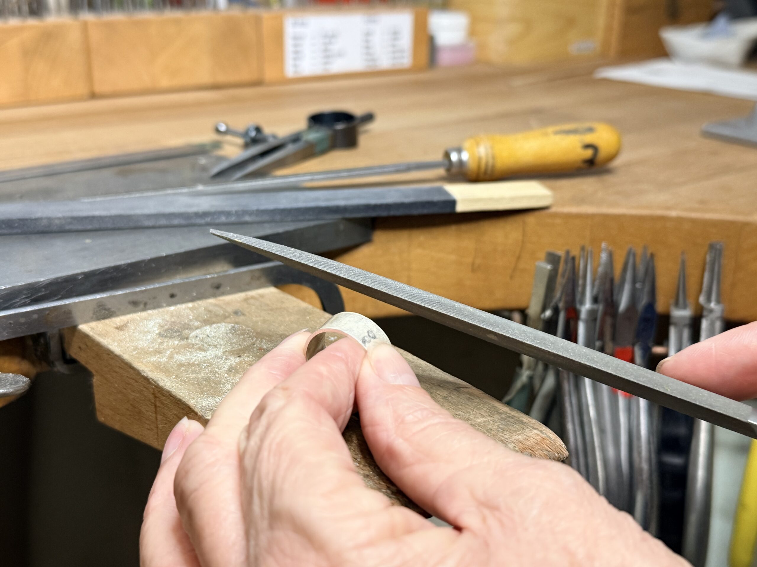 Arbeitsplatz in der Goldschmiedewerkstatt von Aus lieber Hand