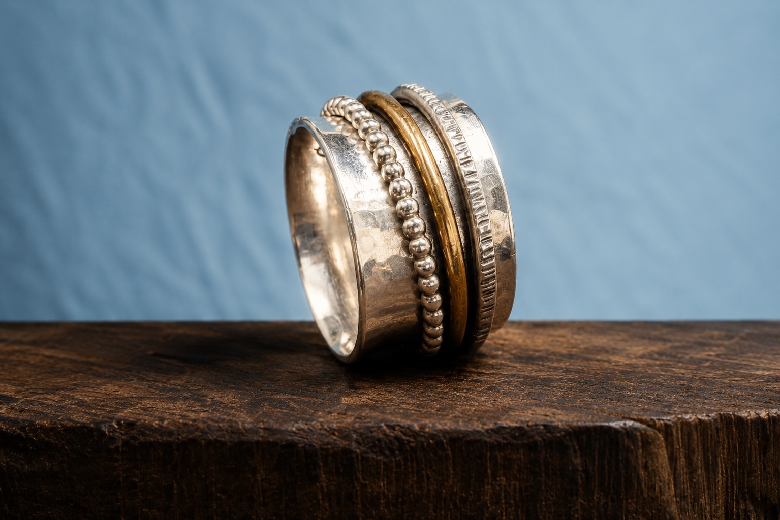 Goldfarbener Ring mit strukturierter Oberfläche