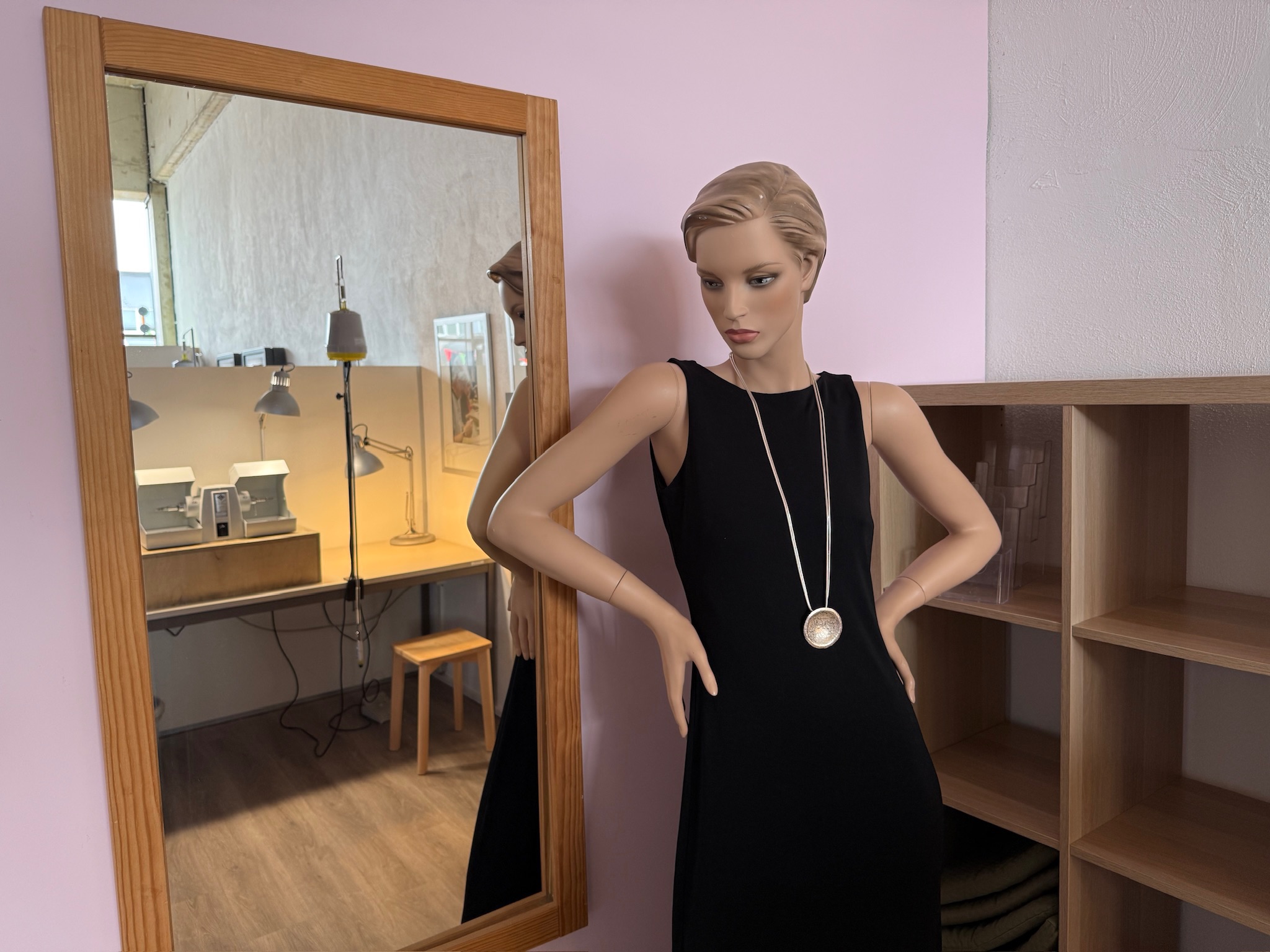 Schaufensterpuppe mit Schmuck in der Werkstatt Aus lieber Hand